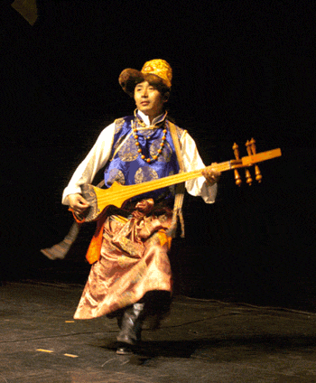 Photo de Tsering Wangdu, chanteur et danseur tib&eacute;tain