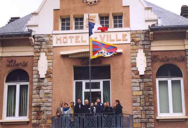 Photo de la Mont&eacute;e du drapeau tib&eacute;tain