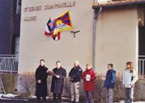 Mont&eacute;e du drapeau tib&eacute;tain