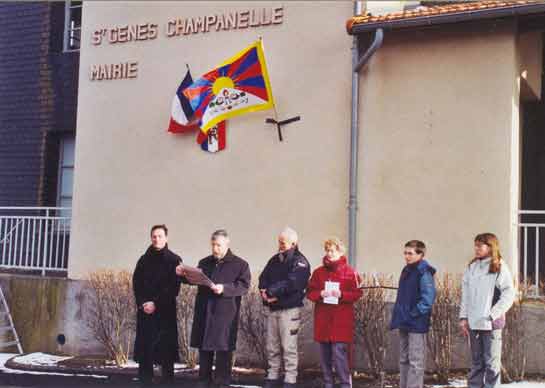 Mont&eacute;e du drapeau tib&eacute;tain